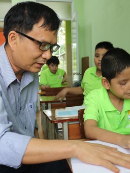 Thầy giáo mù nâng đỡ trẻ khiếm thị