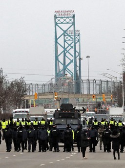 Canada giải tỏa biểu tình, mở lại biên giới với Mỹ