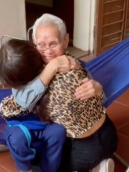 Xúc động cháu gái ở Anh quyết về thăm cụ ông 96 tuổi thỏa mong nhớ
