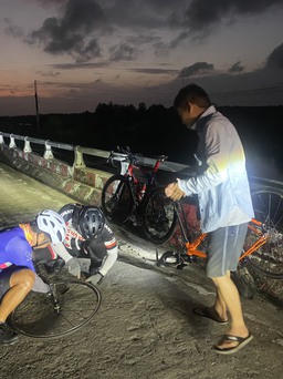 Đôi bạn thân đạp xe từ Cà Mau đến Quảng Ninh trong 20 ngày