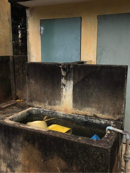 Nhà vệ sinh không… vệ sinh ở trường học nông thôn