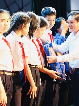 Quỹ từ thiện Kim Oanh trao 1.000 suất học bổng tại miền Trung
