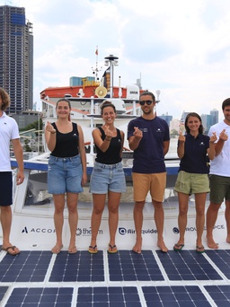 Khám phá tàu Energy Observer chạy năng lượng mặt trời vòng quanh thế giới dừng ở Cảng Sài Gòn