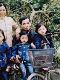 Con gái tặng chiếc áo đầu tiên, dù rách người cha vẫn nâng niu cất giữ