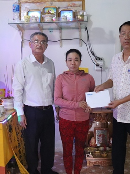 Trao 43 triệu đồng bạn đọc giúp gia đình 2 thuyền viên gặp nạn ở Bình Thuận