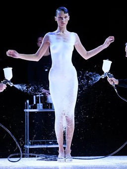 Siêu mẫu Bella Hadid để ngực trần, trình diễn váy phun sơn