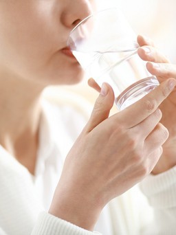 Người bệnh gì không nên uống nhiều nước?