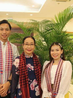 Ươm mầm hữu nghị: Người mẹ Việt Nam với hai người con Campuchia
