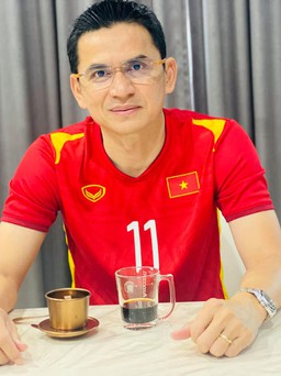HLV Kiatisak lên đồ cổ vũ tuyển Việt Nam đấu Nhật Bản