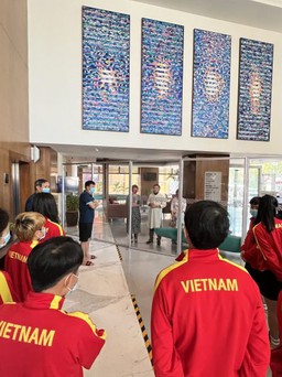 Nữ tuyển thủ Việt Nam khóc vì nhớ nhà, được nhận quà đặc biệt tại Ấn Độ