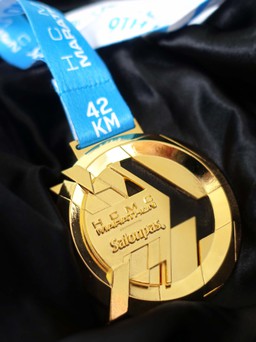 Lần đầu tiên trao huy chương mạ vàng 24k cho nhà vô địch HCMC Marathon 2022