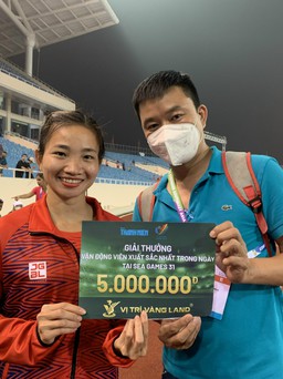 Cô gái vàng điền kinh Nguyễn Thị Oanh nhận thưởng nóng từ Báo Thanh Niên