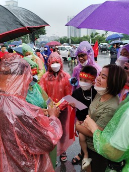 Người hâm mộ 'đội mưa', rồng rắn đến sân Mỹ Đình cổ vũ U.23 Việt Nam