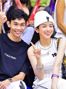 Hồng Thanh cùng dàn nghệ sĩ trẻ ‘bùng cháy’ cùng trận derby bóng rổ TP.HCM