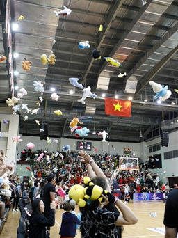 Người hâm mộ Saigon Heat ghi điểm với hành động ‘lạ’ ở VBA 2022