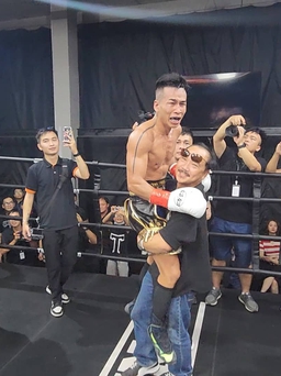 Trần Văn Thảo hạ knock-out tay đấm Philippines, đoạt đai IBA thế giới