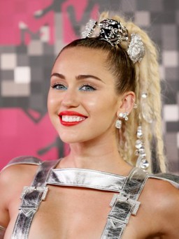 Mẹ đỡ đầu tài năng của 'ngựa chứng' Miley Cyrus