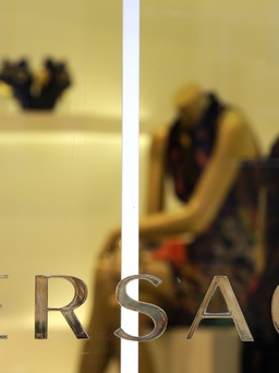 Michael Kors thâu tóm Versace tạo cú sốc thời trang