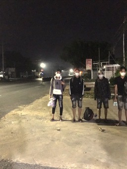 Tây Ninh: CSGT đưa 4 thanh niên đi bộ hơn 60 km trong đêm trở về quê