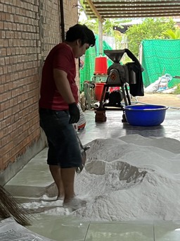Tây Ninh: Phát hiện cơ sở trộn muối làm bột ngọt giả '2 con tôm đỏ'