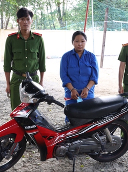 Tây Ninh: Bắt nữ nghi can dùng dao cướp xe ôm cùng dây chuyền vàng