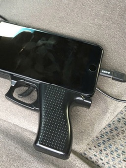 Suýt bị cảnh sát bắt vì xài ốp lưng điện thoại hình khẩu súng