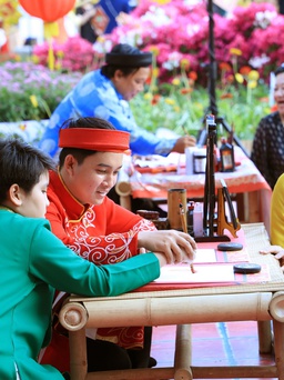 Người Sài Gòn trẩy hội hoa xuân trong ngày đầu năm mới