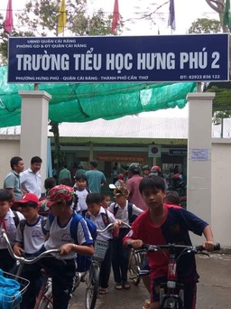 Phụ huynh kéo đến trường hỏi về sách tiếng Việt lớp 1 Công nghệ giáo dục
