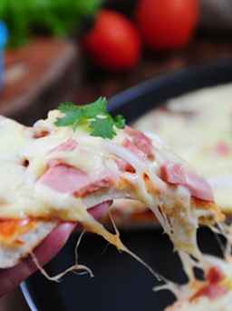 Làm pizza sốt bò bằm cà chua kiểu Ý