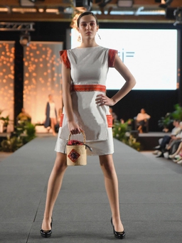La Phạm mang lụa, thổ cẩm Việt tỏa sáng tại sự kiện thời trang Thụy Sĩ