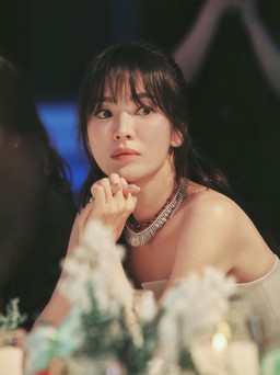 Song Hye Kyo bật mí rửa mặt bằng sữa hâm nóng để giữ gìn nhan sắc