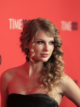 Taylor Swift chia sẻ thông tin mẹ ruột mắc bệnh ung thư