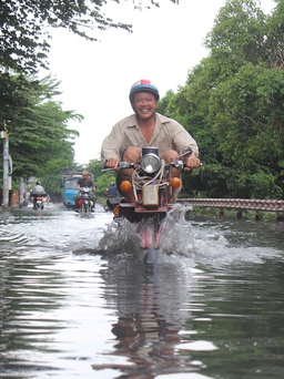 Sài Gòn mưa 30 phút, đường biến thành 'sông thối' đến 4 giờ