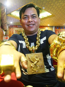 'Đại gia' đeo 13 kg vàng cổ vũ tuyển Việt Nam: 'Cướp không thể giật được đâu!'