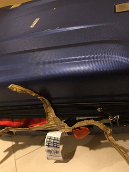 Xuống sân bay Tân Sơn Nhất: Vali bung khóa, mất 4 chai nước hoa; trách nhiệm của ai?