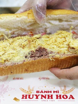 Bánh mì Huỳnh Hoa vì sao thu hút người trẻ Sài Gòn?