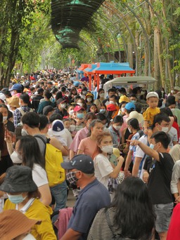Nườm nượp người kéo đến Thảo Cầm Viên Sài Gòn trong ngày giỗ tổ Hùng Vương