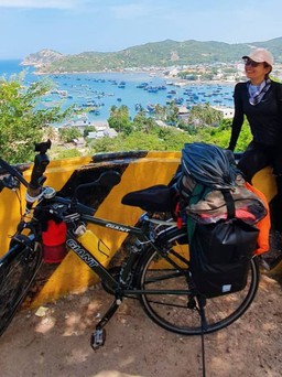 Hành trình 17 ngày đạp xe xuyên Việt của cô giáo trẻ