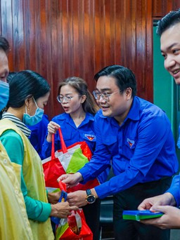 Anh Nguyễn Minh Triết thăm và chúc tết bác sĩ, bệnh nhân tại Bệnh viện Chợ Rẫy