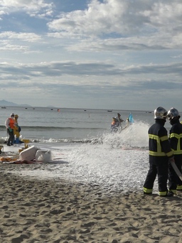 Hơn 200 người diễn tập ứng phó tràn dầu tại bãi biển Mỹ Khê
