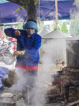 Tết Đoan Ngọ mùa dịch: Làng bánh ú tro 'hồi hộp' chờ tin, trắng đêm nổi lửa