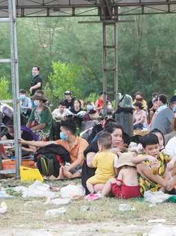 Hàng nghìn người chờ bố trí cách ly ở chốt kiểm dịch phía nam Thừa Thiên - Huế