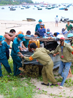 Ngư dân nợ tiền thuê cẩu cứu thuyền chạy bão số 5: Dịch chưa hết phải lo chống bão