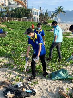 100 thanh niên Đà Nẵng dọn hàng tấn rác thải làm sạch bãi biển