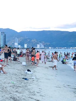 Hàng chục ngàn du khách đổ về bãi biển Đà Nẵng, Nha Trang, Mũi Né