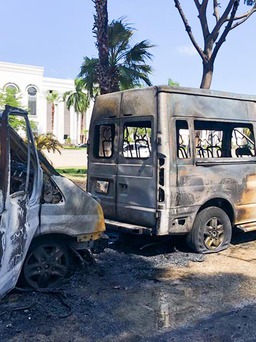 Đà Nẵng: Hai ô tô 16 chỗ cháy trơ khung trước khu nhà hàng tiệc cưới