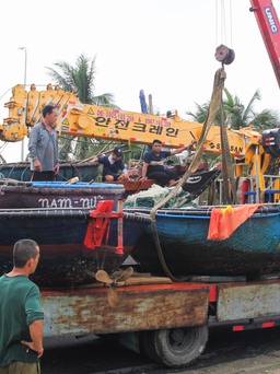 Bão Noru: Ngư dân Đà Nẵng chủ động thuê xe cẩu đưa thuyền lên bờ từ sớm