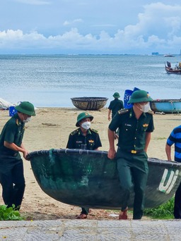 Bão Noru: Dân quân tự vệ Đà Nẵng giúp dân chằng chống nhà cửa
