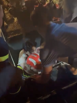 Đà Nẵng: Cảnh sát giải cứu người đàn ông chạy xe máy rơi xuống cống công trình