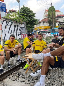 Sẽ xử phạt quán 'cà phê đường tàu' để dàn cầu thủ Dortmund ngồi trên đường ray